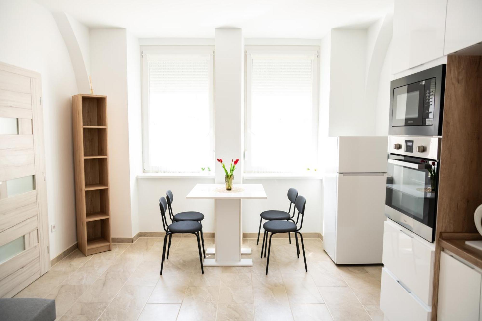 Winestone Corner Apartment Debrecen Extérieur photo